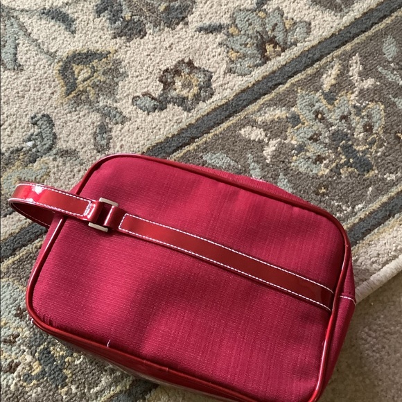 Estee Lauder travel bag and NWOT red 💋💋good size zipper compartment - Picture 3 of 8